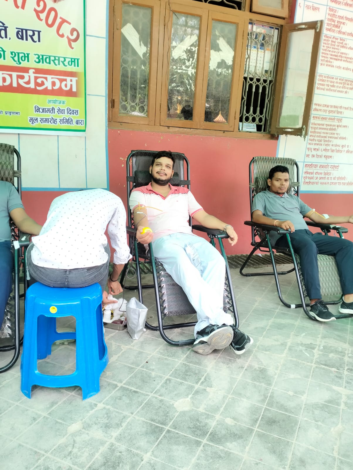 निजामती सेवा दिवस २०८२ को अवसरमा रक्तदान कार्यक्रममा यस जिल्ला समन्वय समितिको कार्यालयमा कार्यरत कर्मचारीहरुले रक्तादान गरीरहेको तस्बिर