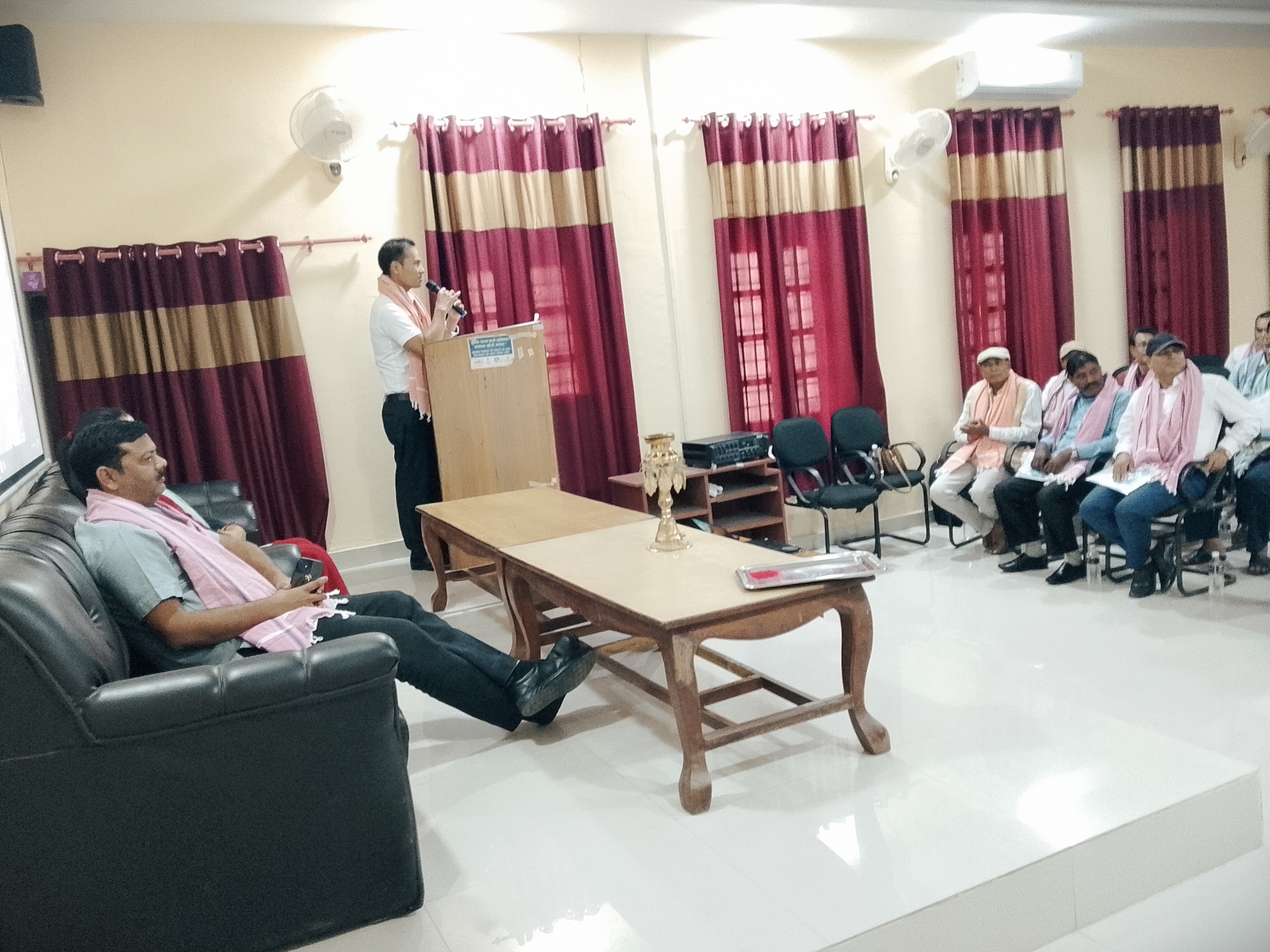 आज मिति २०८२ असोज ३० गते यस जिल्ला समन्वय समिति सभाहलमा  यस जिल्लाका १६ वटै पालिकाको प्रमुख र प्रमुख प्रशासकीय अधिकृत र कर्मचारीहरुको उपस्थितिमा स्थानीय तह असल अभ्यास अनुभव आदान प्रदान कार्यक्रम र वार्षिक समिक्षा कार्यक्रम गरियो ।